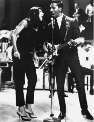  ??  ?? Izq. Ike y Tina Turner actuando en sus inicios en 1966, cuando formaban el grupo Ike and Tina Turner Revue. Der. Tina Turner durante su estancia en Madrid en 1986, cuando actuó en un programa de televisión.