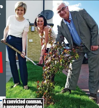  ??  ?? DIGGING IN: Springfiel­d’s owner Sandy Adam with homeowner Fiona Dove and The First Minister. Links between the party and the firm were revealed by The Scottish Mail on Sunday