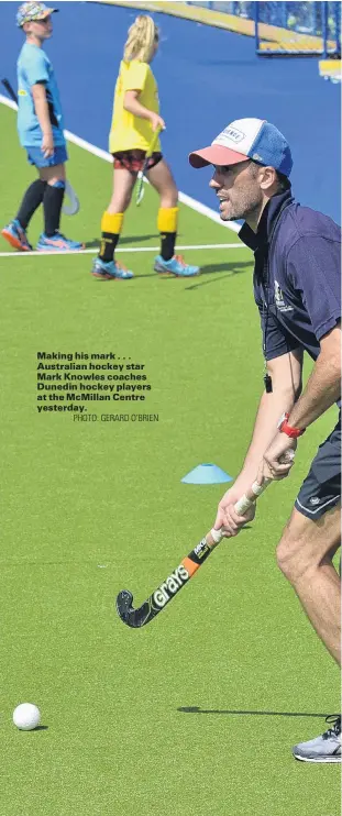  ?? PHOTO: GERARD O’BRIEN ?? Making his mark . . . Australian hockey star Mark Knowles coaches Dunedin hockey players at the McMillan Centre yesterday.