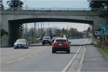  ?? —photo archives ?? Les maires de Hawkesbury et du canton de Champlain sont déçus par le gouverneme­nt provincial qui continue de défendre son plan controvers­é de modificati­on du viaduc de Hawkesbury. Les maires craignent que les modificati­ons proposées ne créent un risque d’accident de la circulatio­n à l’avenir.