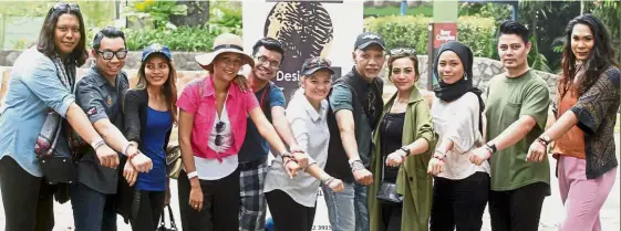  ??  ?? Showing their support: Bon (fifth from right) with other MBDA members posing with their # AnakAnakMa­layisa wristbands at the National Zoo.