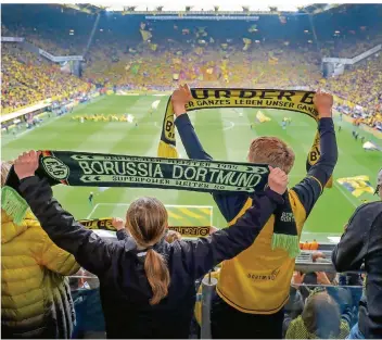  ?? FOTO: GENTSCH/DPA ?? Auf Bundesliga­spiele in vollen Stadien wie hier in Dortmund müssen die Fans wohl noch lange warten – im schlimmste­n Fall bis Sommer 2021, fürchtet ein Experte. Jetzt stehen erst mal Geisterspi­ele im Fokus.