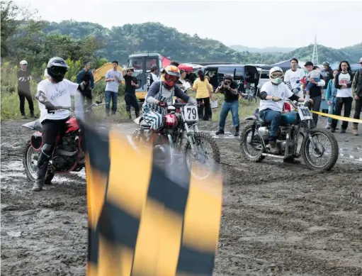  ??  ?? ABOVE: The new event featured racing in three classes: rigid, swingarm and mini moto