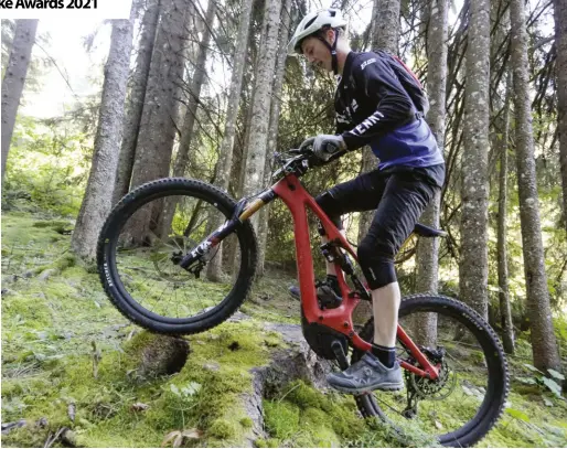  ?? ?? Dans les grimpettes techniques du tracé des Gets, la géométrie “Mulet” du Spe a tiré le meilleur parti de ses roues de 29 à l’avant et 27,5 à l’arrière.