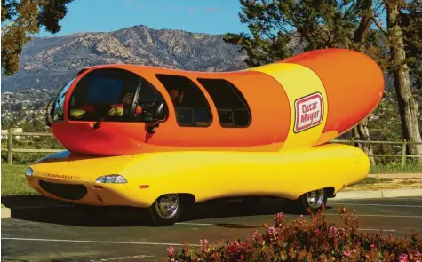  ?? Foto: Archiv Kraft Heinz ?? Das 1995 in den USA kreierte Wienermobi­l ist mehr als acht Meter lang und 3,35 m hoch. Es ist heute noch bei Werbetoure­n zu sehen.