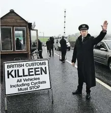  ?? Odpůrci brexitu postavili na hranici mezi Irskem a Severním Irskem v rámci protestu falešnou celnici. FOTO ČTK ?? Celnice zdržuje.