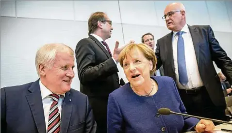  ??  ?? Gute Miene zum schlechten Resultat: CSU- Chef Horst Seehofer und Kanzlerin Angela Merkel. Dahinter, frisch gewählt: Csu-landesgrup­penchef Alexander Dobrindt (l.) und Unionsfrak­tionschef Volker Kauder. Foto: dpa/kappeler