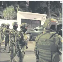  ?? AFP ?? PLAN. Un grupo de policías de fuerzas especiales ecuatorian­os ingresó a la Embajada de México en Quito para detener al ex vicepresid­ente Jorge Glas.