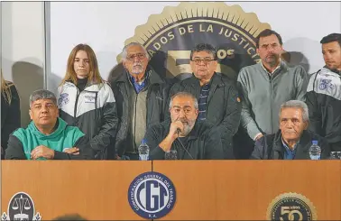  ?? NA ?? TENSIÓN. Pablo Moyano, Héctor Daer y Carlos Acuña, los triunviros mantienen sus divergenci­as.