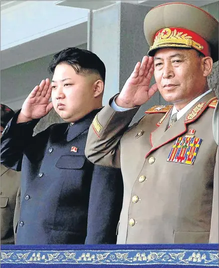  ?? KCNA / AFP / ARCHIVO ?? Caído en desgracia. El nuevo líder de Corea del Norte, el joven Kim Jong Un, junto al entonces jefe de las fuerzas armadas, Ri Yong Ho, durante un desfile en septiembre pasado