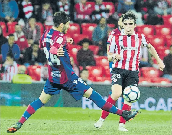  ?? FOTO: JUAN ECHEVERRÍA ?? Frenado Córdoba, muy vigilado por los jugadores del Levante, intenta superar a Campaña en un momento del partido de ayer en San Mamés