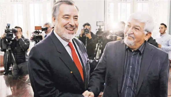  ?? FOTO: ATON ?? ►► El candidato Alejandro Guillier junto a su coordinado­r programáti­co, Osvaldo Rosales.