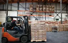  ?? Justin Sullivan, Getty Images ?? A worker at the Sf-marin Food Bank moves a pallet of donated Foster Farms turkeys on Monday in San Francisco.