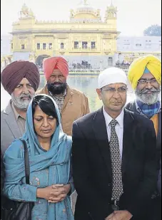  ?? SAMEER SEHGAL/HT ?? Dinkar Gupta, the newly appointed director general of police, with his wife Vini Mahajan paying obeisance at the Golden Temple in Amritsar on Saturday.