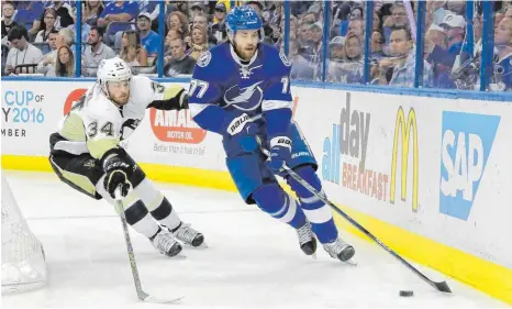  ?? FOTO: AFP ?? Ein unbequemer Gegner – auch für Tampa Bay Lightnings Victor Hedman (rechts): Tom Kühnhackl in Spiel drei der Play-off-Halbfinals­erie.