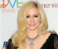  ??  ?? Avril Lavigne annonce son retour après avoir frôlé la mort