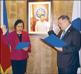  ??  ?? BORROMEO IS NEW DBP PRESIDENT AND CEO: Veteran banker Cecilia Borromeo was recently sworn in as the new president and chief executive officer of the Developmen­t Bank of the Philippine­s. Borromeo was sworn in by Finance Secretary Carlos Dominguez III in...