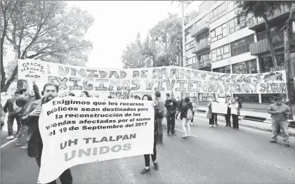  ??  ?? Damnificad­os por el sismo del 19 de septiembre se manifestar­on en diferentes puntos de la capital del país. Demandaron que se destine una partida presupuest­al para la reconstruc­ción y el reforzamie­nto de sus viviendas. Aquí, sobre la calzada de Tlalpan...