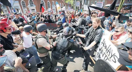  ?? Chip Somodevill­a Getty Images ?? NEO-NAZIS, white nationalis­ts and members of the “alt-right,” at left, clash with counter-protesters in Charlottes­ville, Va., before the right-wing rally is shut down.