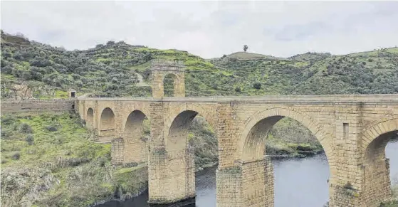  ??  ?? Puente romano
Magnífica obra de ingeniería levantada sobre el río Tajo en la localidad de Alcántara.