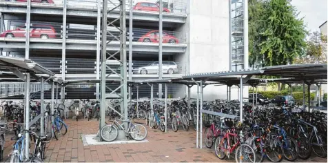  ?? Archivfoto: Claudia Hamburger ?? Die Stadt Donauwörth will die Bedingunge­n für Radler verbessern. Dazu gehört unter anderem eine Abstellanl­age am Bahnhof Wörnitzste­in. Am Bahnhof in Donauwörth wur den solche Möglichkei­ten bereits vor einigen Jahren geschaffen, wie unser Bild zeigt.