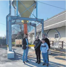  ?? FOTOS: GEMEINDE DURCHHAUSE­N ?? Rechts im Bild die Familie Zetting bei ihrer exklusiven Vorstellun­g des neuen Durchhause­r Salzsilos und Besuch des Bauhofes – links Bürgermeis­ter Simon Axt.