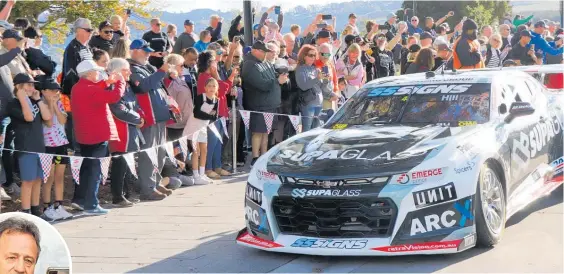  ?? Photo / Dan Hutchinson ?? Crowds line the streets as all 24 cars and drivers from the ITM Taupō Super400 parade through town. Left: Taupō Internatio­nal Motorsport Park owner Tony Quinn.