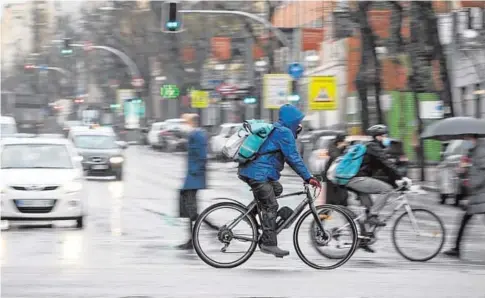  ?? // ABC ?? Repartidor­es de Deliveroo en las calles de Madrid