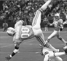  ?? Associated Press ?? Houston receiver Ken Burrough makes a tough catch against the Bengals that day in 1977 that had all of Steelers Nation rooting for the Oilers.