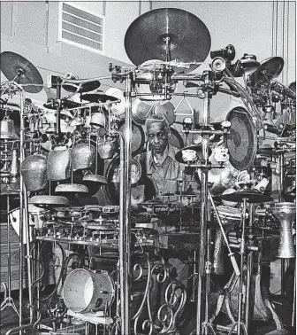  ?? [JOSEPH BLOUGH] ?? Roscoe Mitchell, framed by his “percussion cage” during a 2003 performanc­e