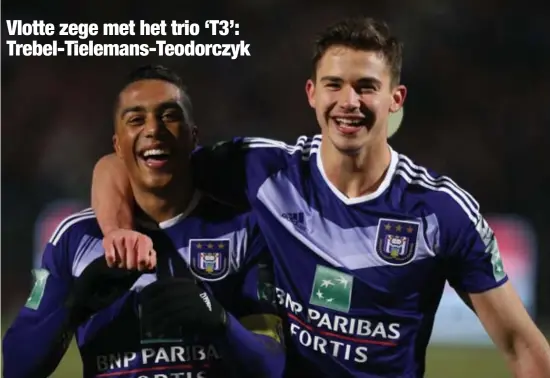  ?? FOTO ISOSPORT ?? Youri Tielemans (links) scoort en laat scoren, met onder meer Leander Dendoncker (rechts) aan het kanon.