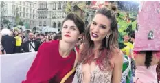  ??  ?? Anja Zeidler mit «Baywatch»-Star Alexandra Daddario ...