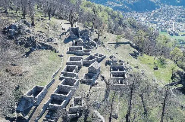  ?? ?? Così si presenta oggi l’insediamen­to formato da una trentina di edifici che il bosco aveva completame­nte inghiottit­o