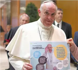  ?? ARCHIVO CLARÍN ?? El Papa posa con un poster de la colección sobre valores.