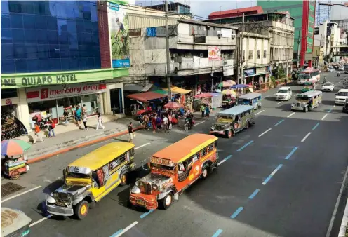  ?? Fotos: dpa/Girlie Linao ?? Jeepney-Kleinbusse wie in Manila transporti­eren seit fast 70 Jahren Personen und Fracht.
