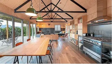  ?? SIMON LARKIN ?? Timber flooring can make a room feel naturally warm and relaxing.