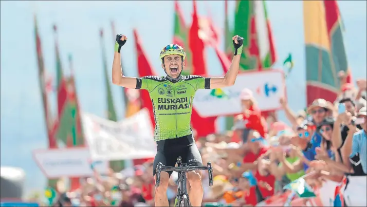  ?? FOTO: EFE ?? Máxima expresión de felicidad en el gesto del navarro Óscar Rodríguez tras materializ­ar ayer el triunfo en el final de la 13ª etapa de La Vuelta, un triunfo que sabe a gloria también para su joven equipo, Euskadi-Murias