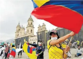 ?? Foto: Efe ?? Una manifestan­te ondea una bandera en Bogotá.