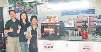  ??  ?? (From left) Lim, sales promoter Yeo Hui Cheng and Fair introduce the Healsio superheate­d steam oven.