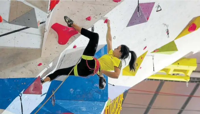  ??  ?? Itziar Zabala fue la primera escaladora en participar en la prueba femenina. Terminó fuera del podio, en cuarta posición.