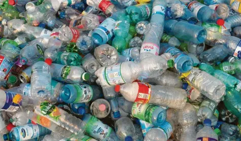  ?? Foto: Sebastian Kahnert, dpa ?? Der viele Plastikmül­l macht Umwelt- und Naturschüt­zern Sorgen. Sie fordern von der Politik strengere Regulierun­gen.