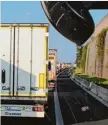  ??  ?? Stau auf der A6 kurz nach Nürnberg. Die Lkw stehen dicht gedrängt. Hilft da ein Überholver­bot?