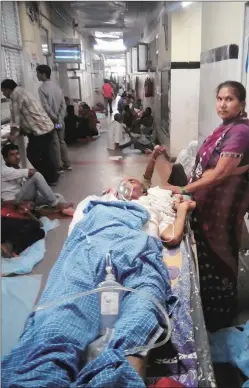  ?? Tashi Tobgyal ?? Patients wait for assistance in Safdarjung Hospital, New Delhi during the dengue outbreak in 2015.