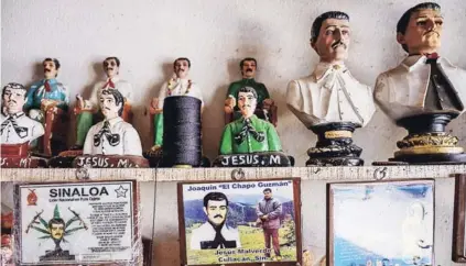  ??  ?? ► Souvenirs de “El Chapo” Guzmán y el “narcosanto” Jesús Malverde, en una tienda de Culiacán, en Sinaloa.