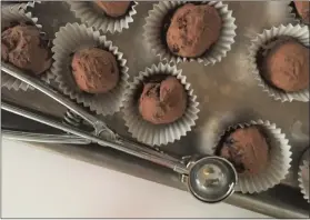  ?? CATHY THOMAS - COURTESY PHOTO ?? Using the microwave will speed up these five ingredient chocolate truffles.