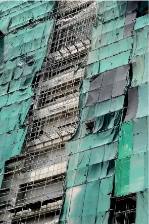  ?? ?? Constructo­rs say work is impossible because of the shortage of cement, steel, floor tiles and other building materials Pix by M A Pushpa Kumara