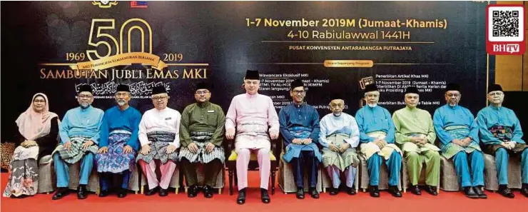  ?? (Foto Mohd Fadli Hamzah/bh) ?? Sultan Nazrin bersama Ahli Majlis Kebangsaan Bagi Hal Ehwal Ugama Islam Malaysia pada Majlis Sambutan Jubli Emas Majlis Kebangsaan Bagi Hal Ehwal Ugama Islam Malaysia di Putrajaya, semalam. Yang turut hadir, Mujahid; Menteri Wilayah Persekutua­n, Khalid Samad dan Menteri Besar Perak, Datuk Seri Ahmad Faizal Azumu.