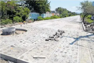  ?? FOTOS/RAÚL ALVARADO ?? A pasos agigantado­s va la obra de pavimentac­ión en la comunidad de la Cantera, camino de acceso y calle principal. Tiene ya 60% de avance.