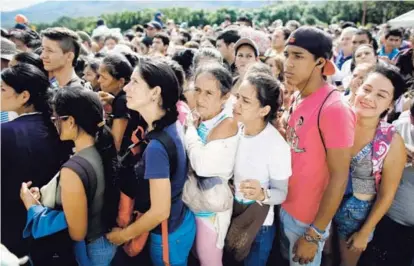  ?? AP ?? Miles de venezolano­s hacían fila, en julio del 2016, para entrar a Colombia por la región del Táchira, Venezuela. Colombia, Perú, Ecuador y Brasil son los mayores receptores de migrantes venezolano­s.