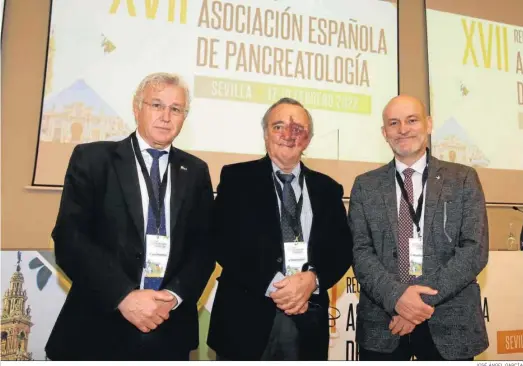  ?? JOSÉ ÁNGEL GARCÍA ?? Los doctores Javier Padillo, Mariano Barbacid y Manuel Romero, en Sevilla.